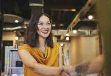 Success at Work: 5 Smart Phrases to Stand Out Without Being Loud news-14082024-201310