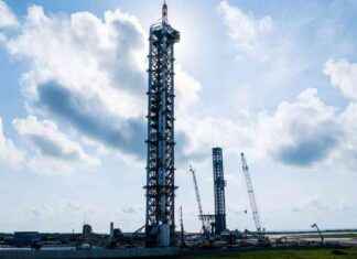 SpaceX Starship Launch Tower Stacked in Texas – See Photos news-29082024-013142